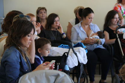 Pla obert de la trobada de mares a l'Hospital Verge de la Cinta de Tortosa amb una mare alletant el seu fill. Imatge del 2 d'octubre de 2016