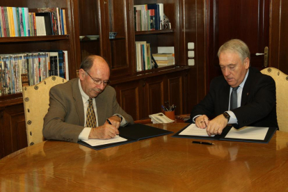 La aportación se ha hecho efectiva con la firma de un convenio a cargo del presidente de la Diputació, Josep Poblet, y el secretario de la entidad, Antonio García.