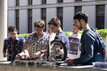 Estudiantes de ingeniería mecánica viajan hasta el año 2051 para participar a 'La Gran Remuntada'
