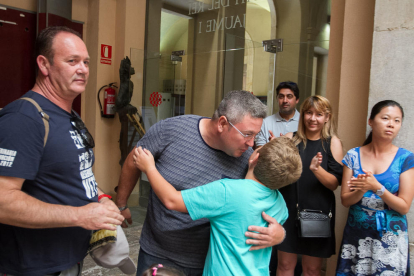 El responsable de Pirotècnia Valenciana celebrant amb el seu fill la victòria.