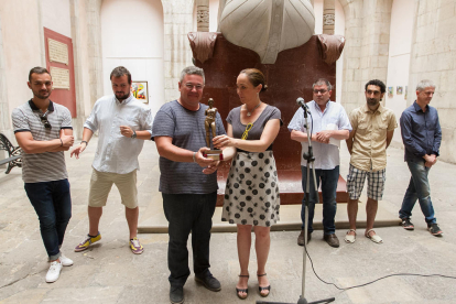 El responsable de Pirotècnia Valenciana recollint el premi.