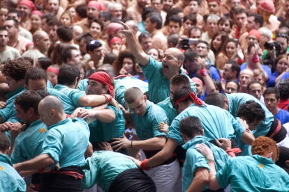 Els Castellers de Vilafranca celebrant el 3de10 amb folre i manilles descarregat a la primera ronda.
