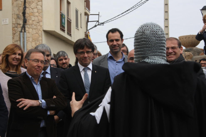 Pla general del president del Govern, Carles Puigdemont, escoltant un templer durant la ruta a l'Espluga de Francolí el 2 d'abril de 2016