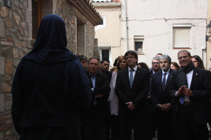 Pla general del president del Govern, Carles Puigdemont, durant la visita de la ruta templera de l'Espluga de Francolí el 2 d'abril de 2016