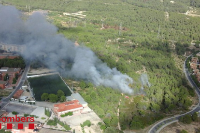 Un incendi a Sant Salvador crema prop d'una hectàrea de zona boscosa