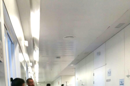 Imágenes de ayer tarde, cuando se repetía la acumulación de pacientes en los pasillos, ya que esperaban poder acceder a una habitación.
