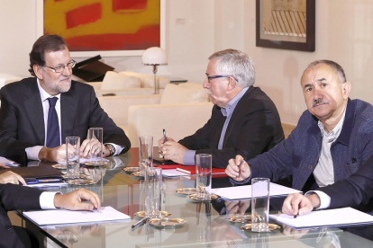 El president del Govern,Mariano Rajoy, i els secretaris generals de CC.OO, Ignacio Fernández Toxo, i d'UGT, Pepe Álvarez, durant una reunió recent celebrada al Palacio de La Moncloa.