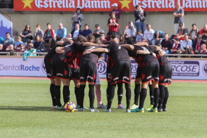 Els jugadors del CF Reus en la conjura prèvia a la disputa del derbi, que acabava en 1-0 per als de la capital del Baix Camp.