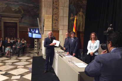 El joyero tarraconense después de recibir el diploma de manos del presidente de la Generalitat.