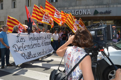 Moment en que la protesta ha tallat la circulació al paseig d'Espanya durant uns minuts.