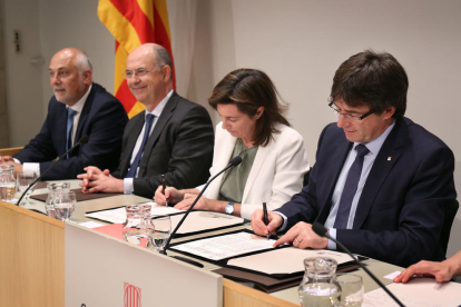 El presidente y Cristina de Parias firmando el convenio