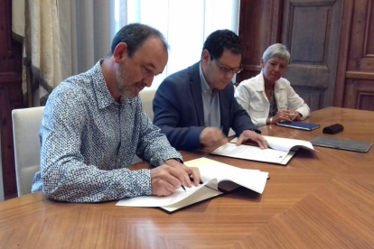 l teniente de alcalde y concejal de Bienestar Social del Ayuntamiento de Valls, Jordi Cartanyà, y el director de Concesiones de Cataluña Sur de Sorea, Emili Giralt, han firmado el convenio.