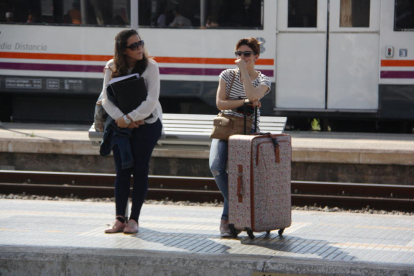 Dues usuàries de Renfe esperen el tren a l'estació de Tarragona el 10 de juny de 2016
