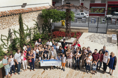 Foto de grupo de las familias beneficiadas con la ayuda junto con el alcalde de la Canonja, Roc Muñoz.