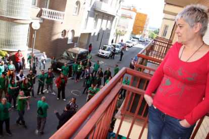 María Jesús Riobó, al balcó del pis de lloguer de la Pobla de Mafumet, on viu des de fa tres anys, mirant baix al carrer la setantena de participants de la PAH de Tarragona que aquest dimarts 3 de maig de 2016 li han donat suport