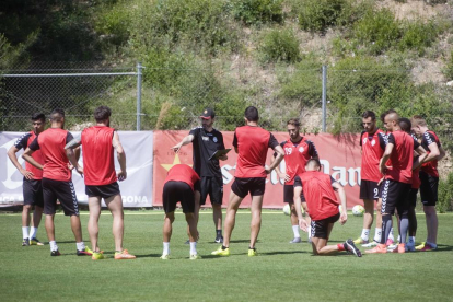 Vicente Moreno, donant instruccions als seus jugadors durant l'entrenament d'aquest dimarts a l'annex del Nou Estadi.