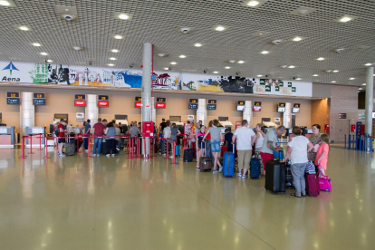 Una imatge de l'interior de l'Aeroport de Reus, amb els mostradors de facturació.