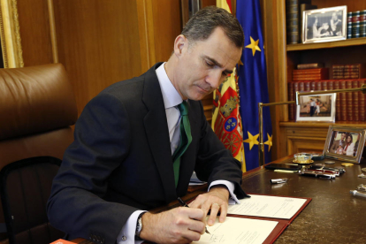 Felipe VI firma el decreto de convocatoria de las elecciones