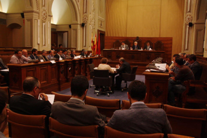 Pla general de la sala de plens de la Diputació de Tarragona durant el plenari del 27 de maig de 2016