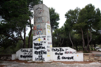 L'estat actual, ple de pintades, del monument franquista del Coll del Moro.
