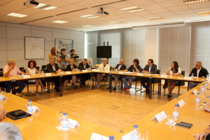 Gran pla general de la reunió que el conseller Josep Rull i els màxims responsables d'infraestructures han mantingut amb els alcaldes de Terres de l'Ebre i el Camp de Tarragona per abordar la problemàtica de l'N-340, el 3 d'agost de 2016 (horitzontal)