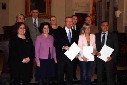 Nuevo equipo de gobierno del Ayuntamiento de Reus a la sala de plenos del consistorio, después de firmar el acuerdo entre CiU, ERC-MES-MDC-Avancem-AM y Ara Reus, el 25 de febrero de 2016.