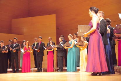 Imatge de l'actuació del cor a l'auditori de Vila-seca.