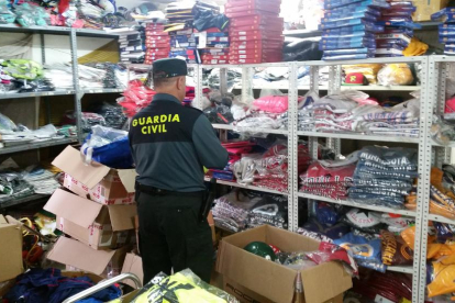 La Guàrdia Civil intervé 1.264 objectes de tres botigues de Salou