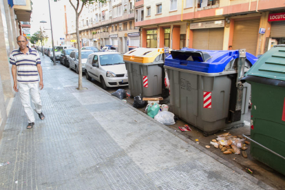 Els contenidors del carrer de l'Escultor Rocamora estan envoltats de brossa gairebé cada dia.