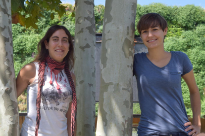 L'Elisa Suárez i la Mercè Azcona treballant a l'únic restaurant vegà de la ciutat, El Vergel.