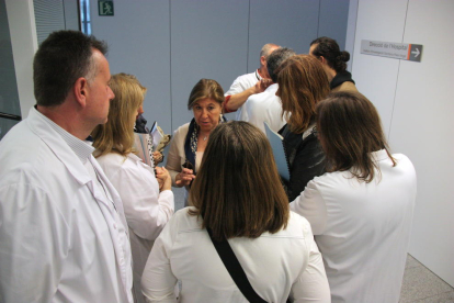 Pla obert de diversos membres del comitè d'empresa de l'Hospital Sant Joan de Reus, conversant a les portes d'on se celebra la reunió del Consell d'Administració del centre. Imatge del 30 de març de 2016