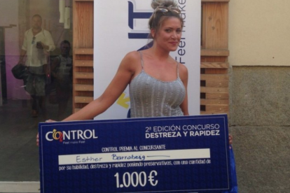 La jove Esther Barrabeig amb el seu premi de 1.000 euros.