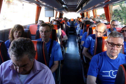 Uno de los autobuses que se dirigen a Barcelona para manifestarse contra el Plan Hidrológico.