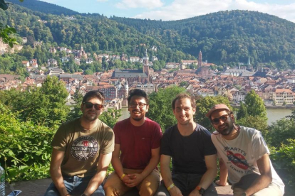 González, el segundo empezando por la izquierda, con unos amigos en un viaje a Heidelberg.