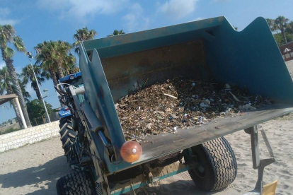 Material recollit a una de les platges de Tarragona a primera hora del matí.