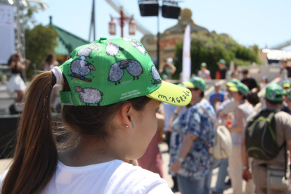 Prop de 10.000 persones 'es posen la gorra' a Port Aventura en solidaritat amb els nens amb càncer