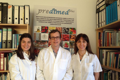 Los investigadores Cíntia Ferreira-Pêgo, Jordi Salas-Salvadó y Nancy Babio, autores del estudio.