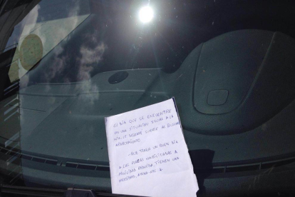 El joven de Bonavista dejó el sábado esta nota en el parabrisas de un coche mal aparcado en una plaza reservada.