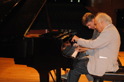 Pierre Reach i Karst de Jong tocant el piano.