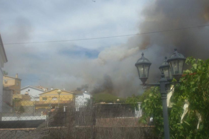Evaquen veïns de la urbanització El Castell per l'incendi de la Pobla de Montornès