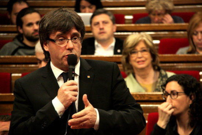 El president de la Generalitat, Carles Puigdemont, responent una pregunta a la sessió de control del ple del Parlament.