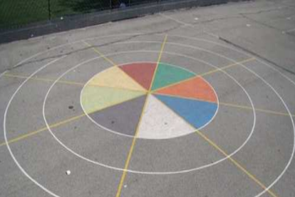 Mostra dels jocs infantils pintats a terra que proposa l'Associació de Veïns Tarragona Centre.