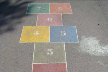 Mostra dels jocs infantils pintats a terra que proposa l'Associació de Veïns Tarragona Centre.