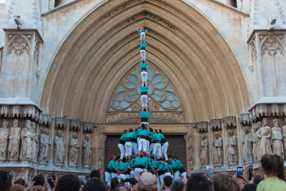 Pilar de 8 amb folre i manilles dels Castellers de Vilafranca a la diada del Pla de la Seu.