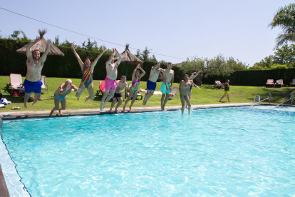 El salt pel Mulla't a la piscina del Club de Tennis Monterols de Reus