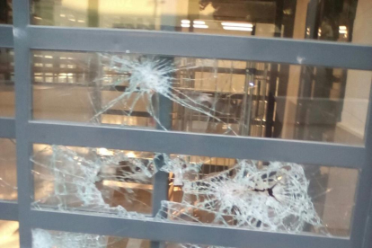 Imatge de la porta del poliesportiu que va trencar el reclús.