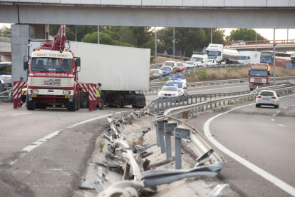 Imatge de camió accidentat a l'A7 aquest dimarts al matí.