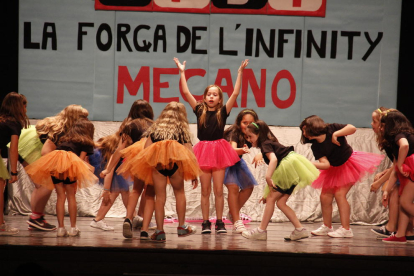 Más de 300 alumnos homenajean en Mecano en el 3º Festival de Danza de Valls