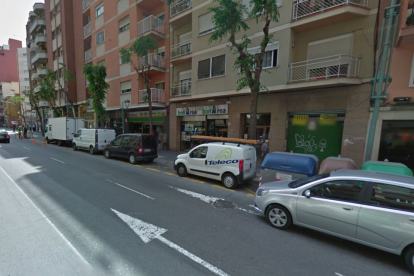 Un home agredeix i roba a dues noies al carrer Ramon i Cajal durant la matinada