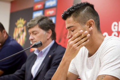 Xisco Campos, a la sala de premsa del Nàstic, mentre donava explicacions sobre la seva marxa. El futbolista es va emocionar en diverses ocasions.